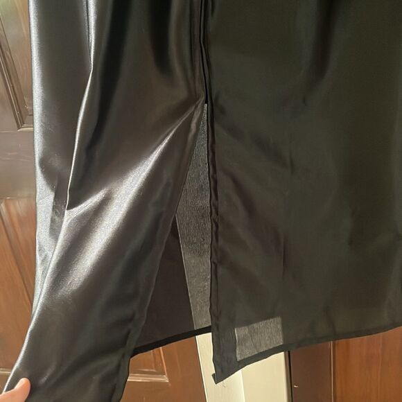 Black graduation gown for height 5’ 3” to 5’ 5” - Picture 4 of 5